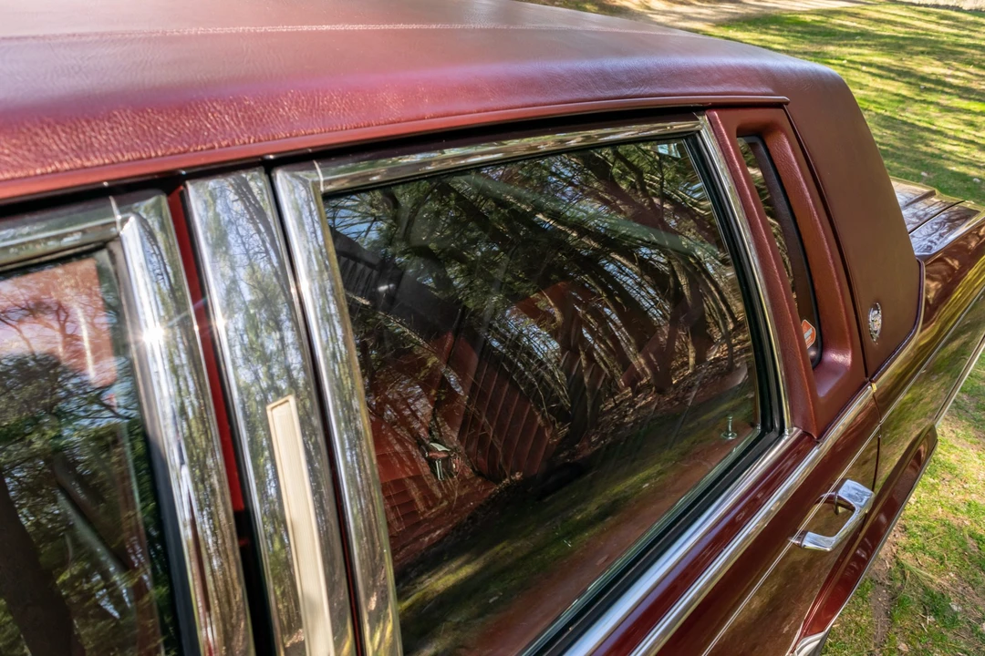 1991 Cadillac Brougham - Image 24 of 31
