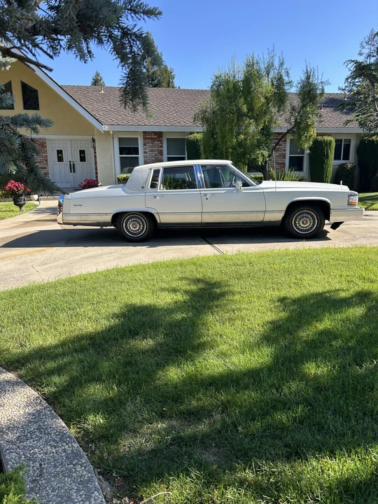 1991 Cadillac Brougham - Image 2 of 31