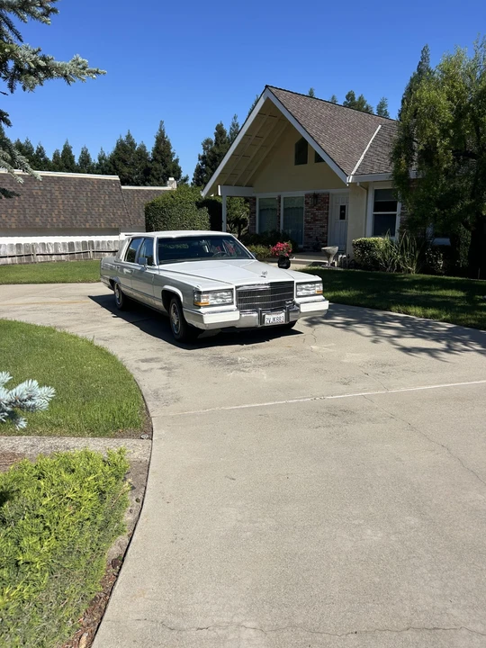 1991 Cadillac Brougham - Image 3 of 31