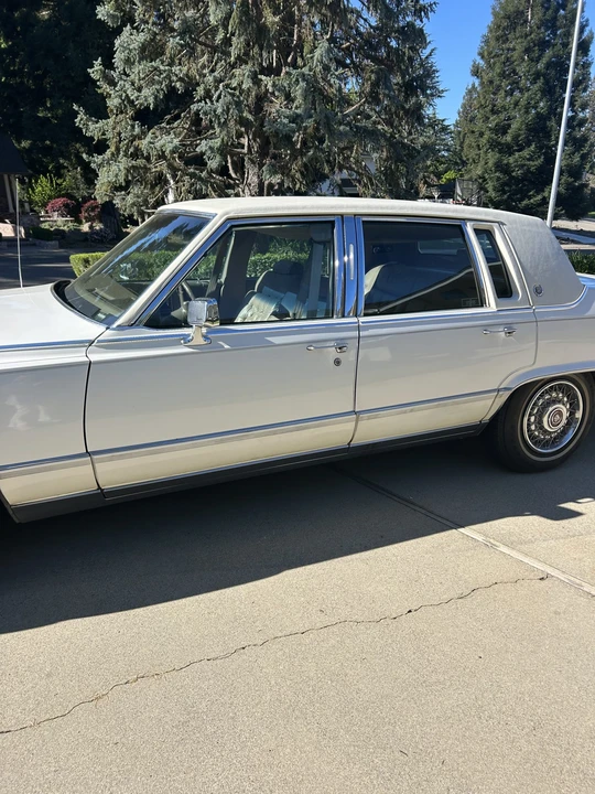 1991 Cadillac Brougham - Image 17 of 31