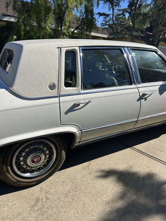 1991 Cadillac Brougham - Image 24 of 31
