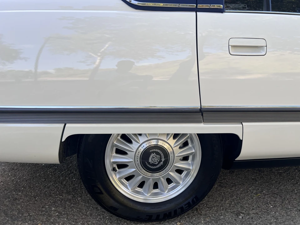 1994 Cadillac DeVille 7th Gen - Image 23 of 31