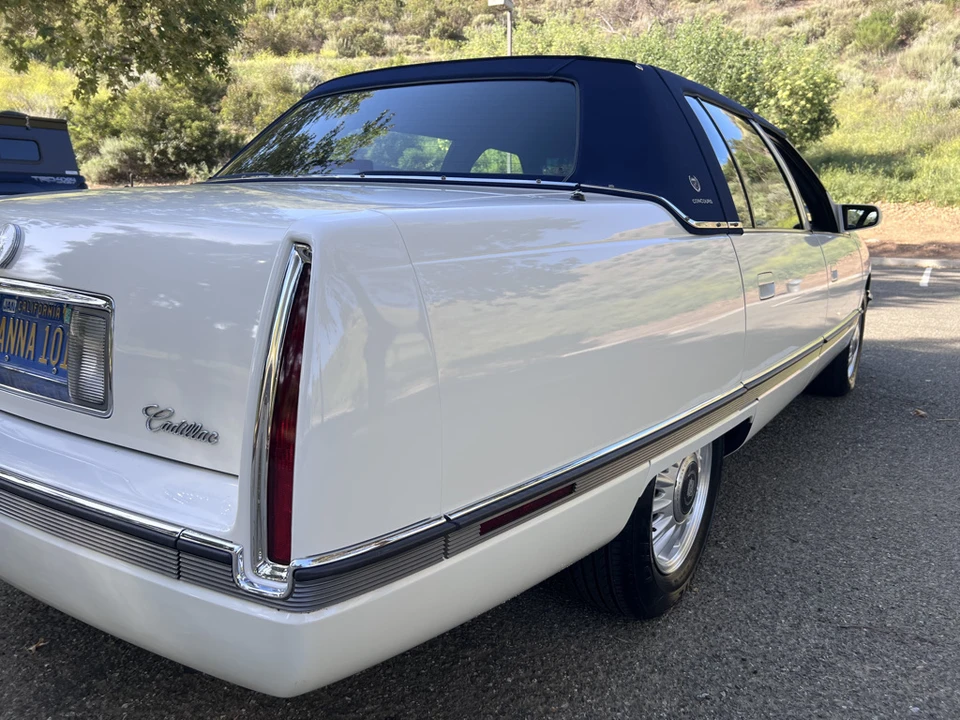 1994 Cadillac DeVille 7th Gen - Image 25 of 31