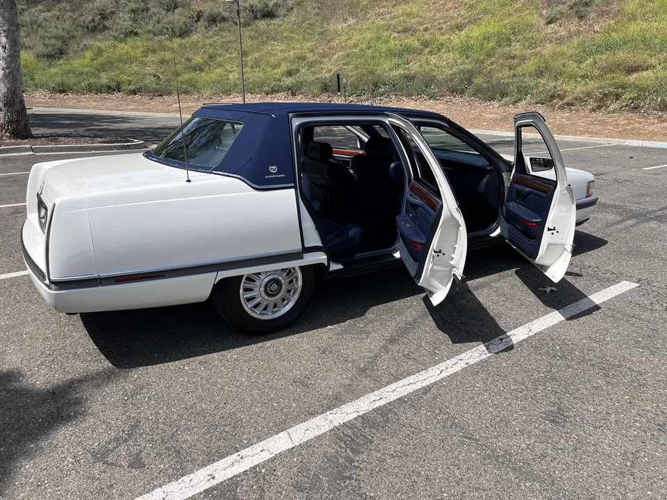 1994 Cadillac DeVille 7th Gen - Image 17 of 31