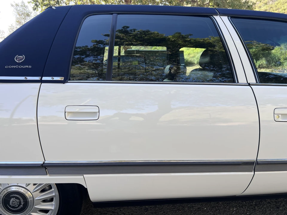 1994 Cadillac DeVille 7th Gen - Image 21 of 31