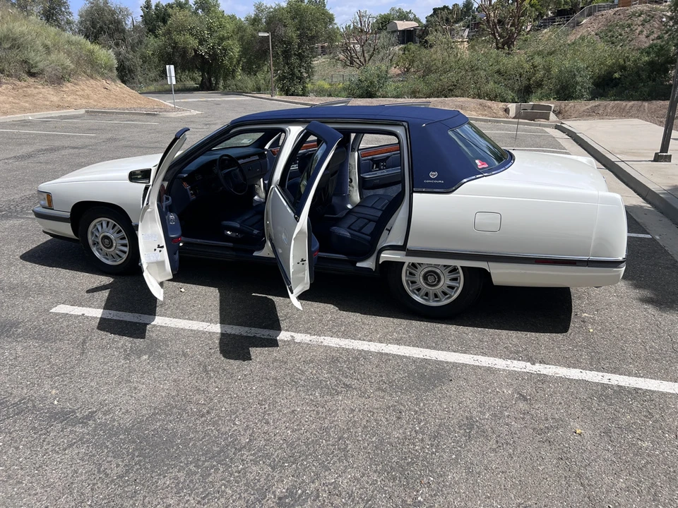 1994 Cadillac DeVille 7th Gen - Image 15 of 31
