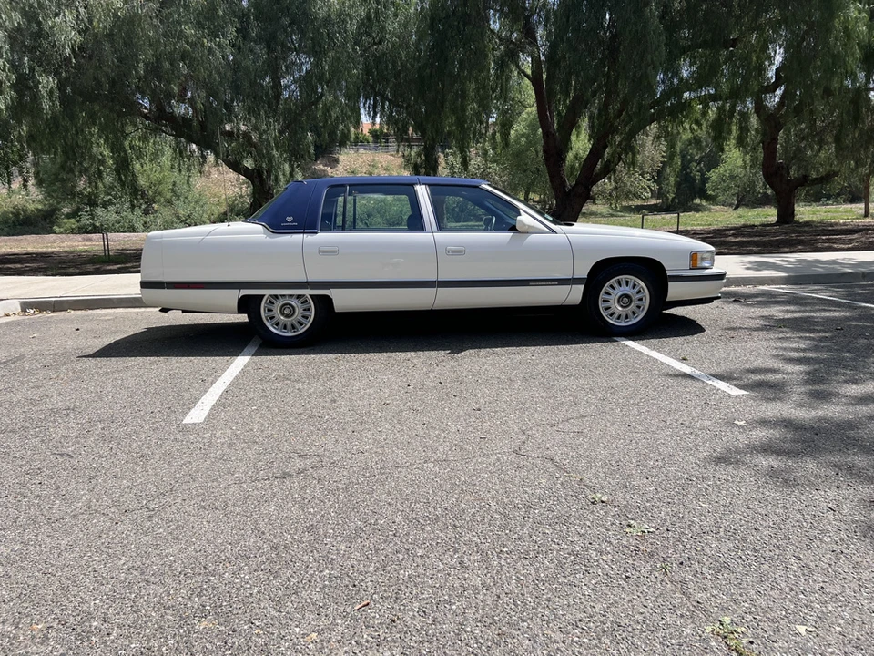 1994 Cadillac DeVille 7th Gen - Image 9 of 31
