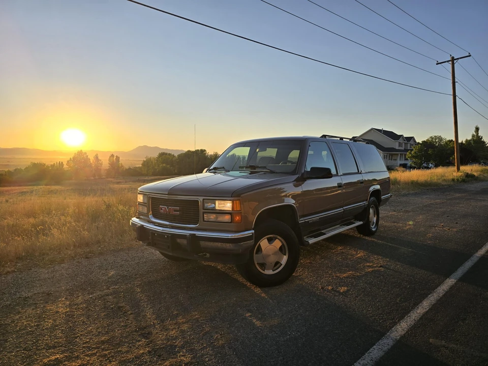 1994 GMC Suburban 8th Gen - Image 2 of 31