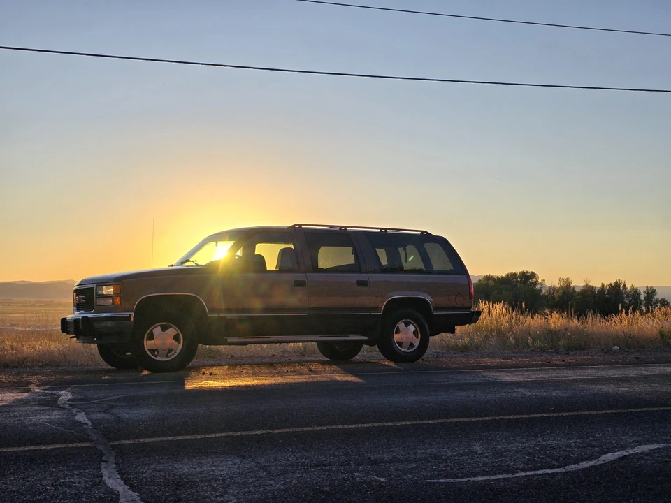 1994 GMC Suburban 8th Gen - Image 3 of 31
