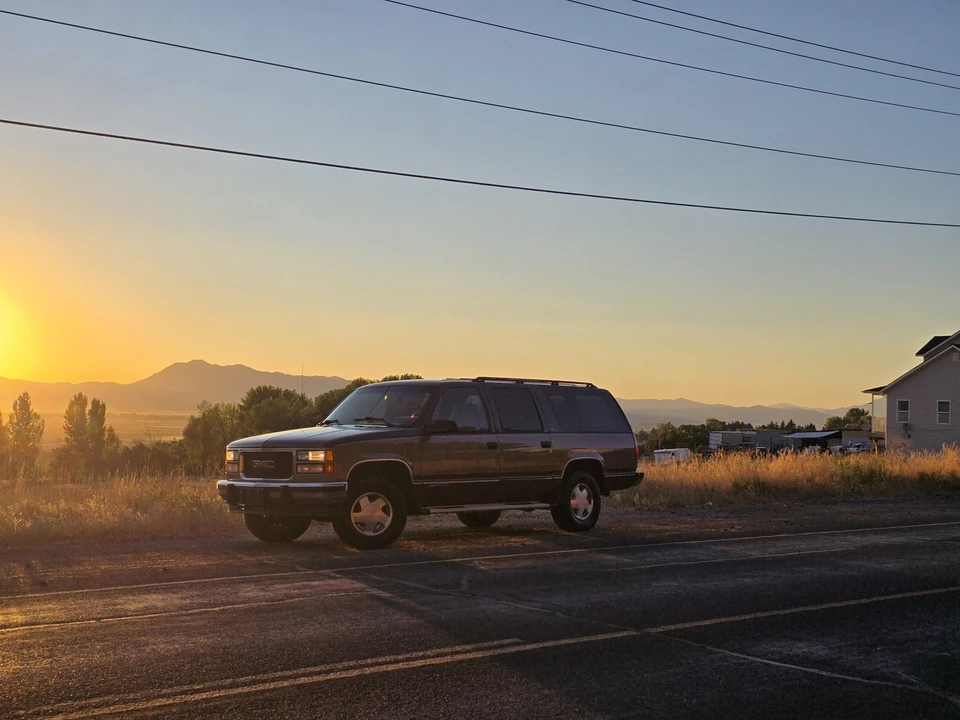 1994 GMC Suburban 8th Gen - Image 4 of 31