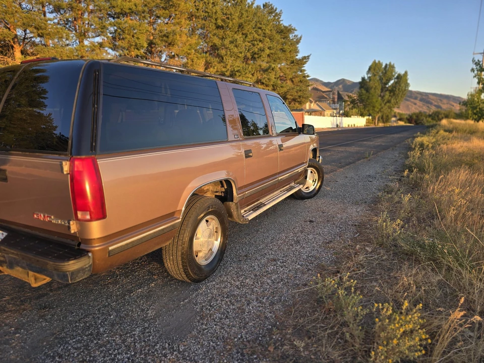 1994 GMC Suburban 8th Gen - Image 9 of 31