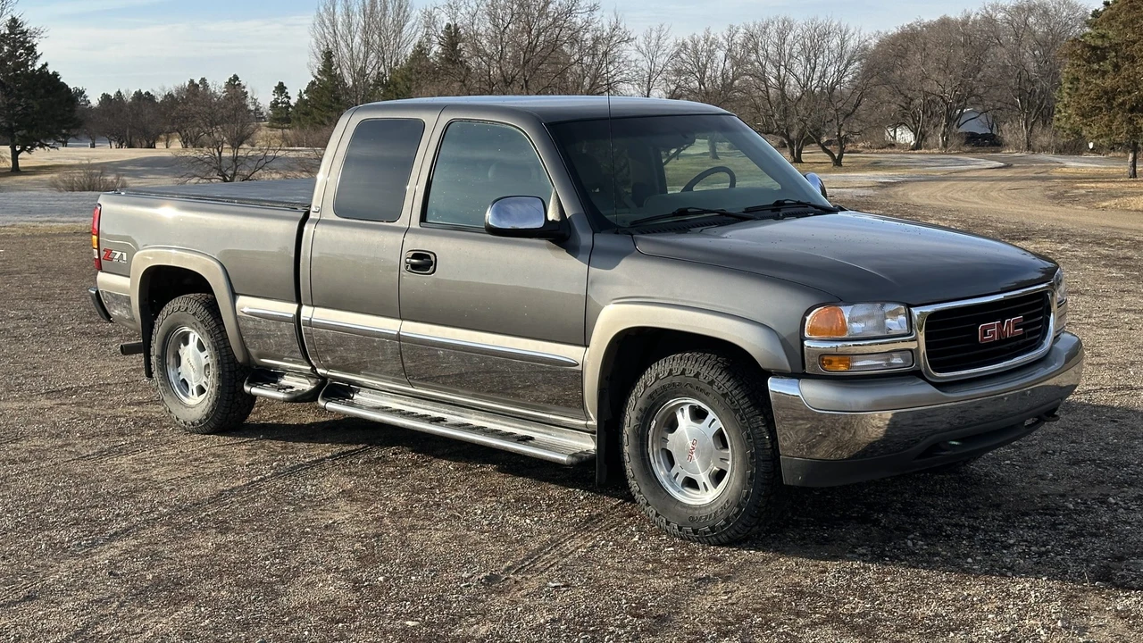 2000 GMC Sierra 2nd Gen - Image 2 of 31