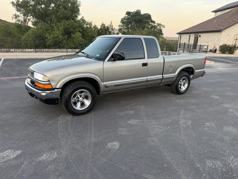 2001 Chevrolet S-10 - Image 10 of 31