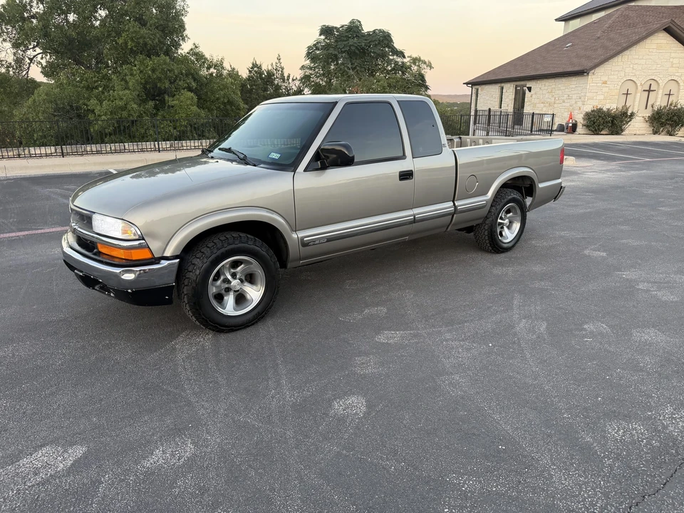 2001 Chevrolet S-10 - Image 7 of 31
