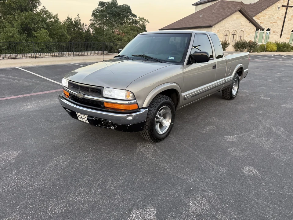 2001 Chevrolet S-10 - Image 3 of 31
