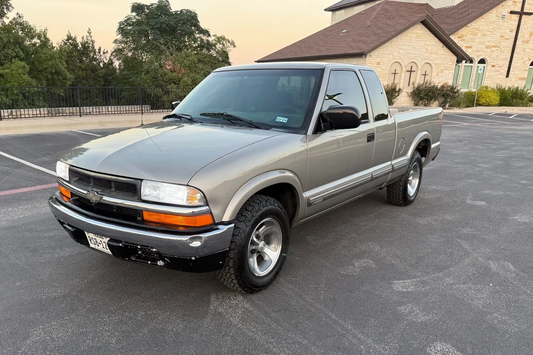 2001 Chevrolet S-10 - Image 2 of 31