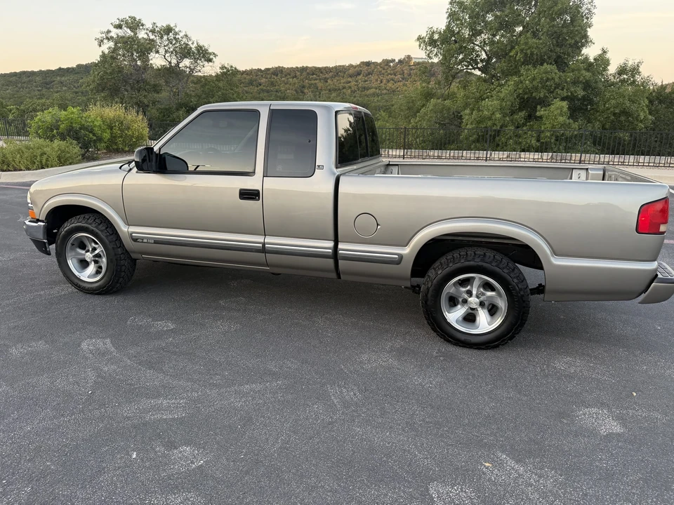 2001 Chevrolet S-10 - Image 13 of 31
