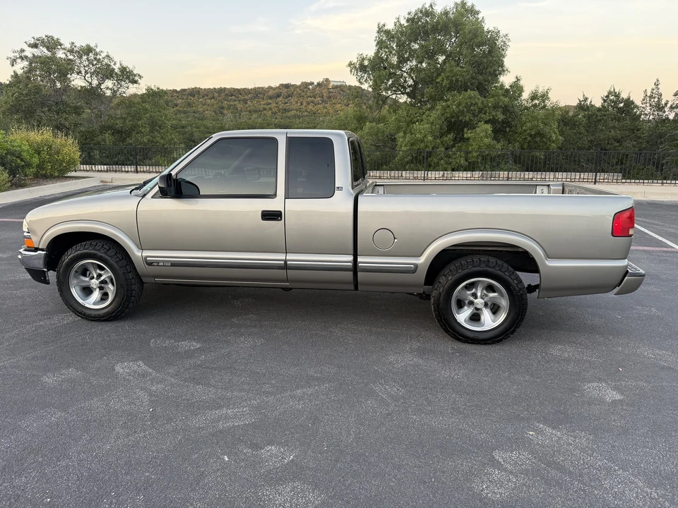 2001 Chevrolet S-10 - Image 11 of 31