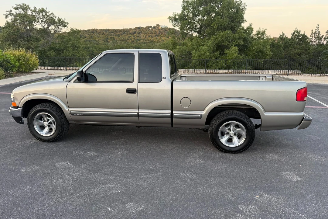 2001 Chevrolet S-10 - Image 12 of 31
