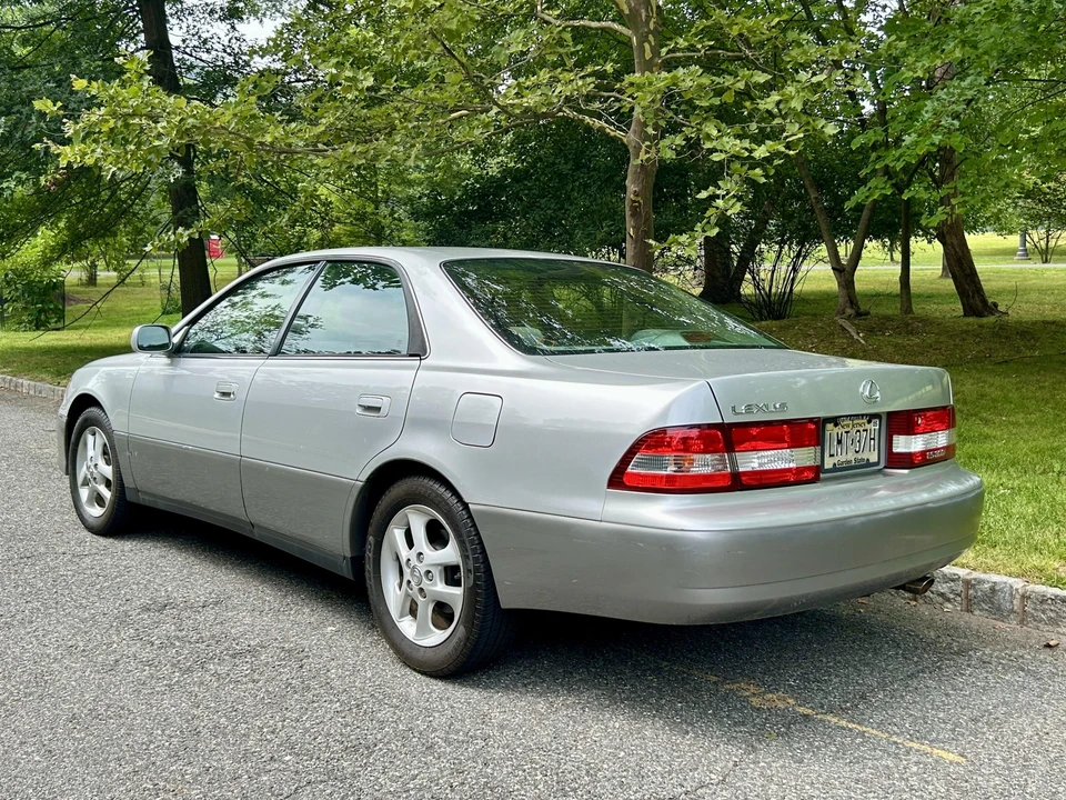 2001 Lexus ES 3rd Gen - Image 16 of 31