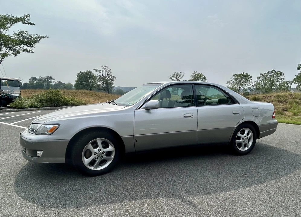 2001 Lexus ES 3rd Gen - Image 2 of 31