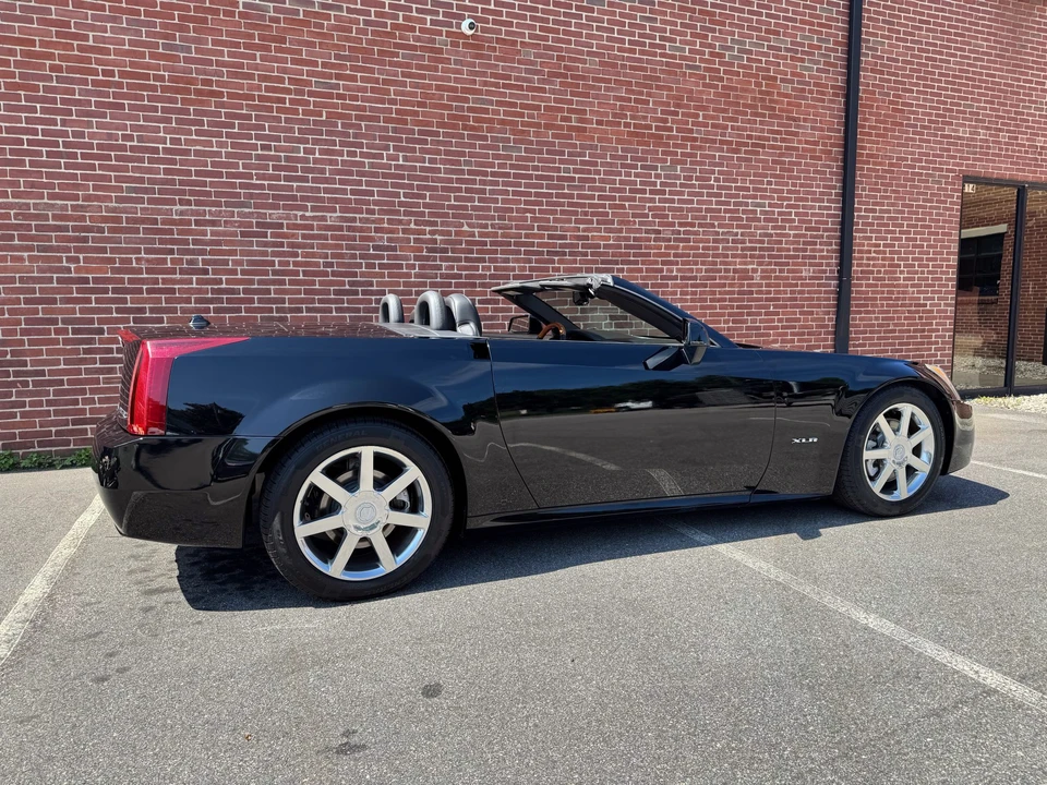 2004 Cadillac XLR - Image 12 of 31