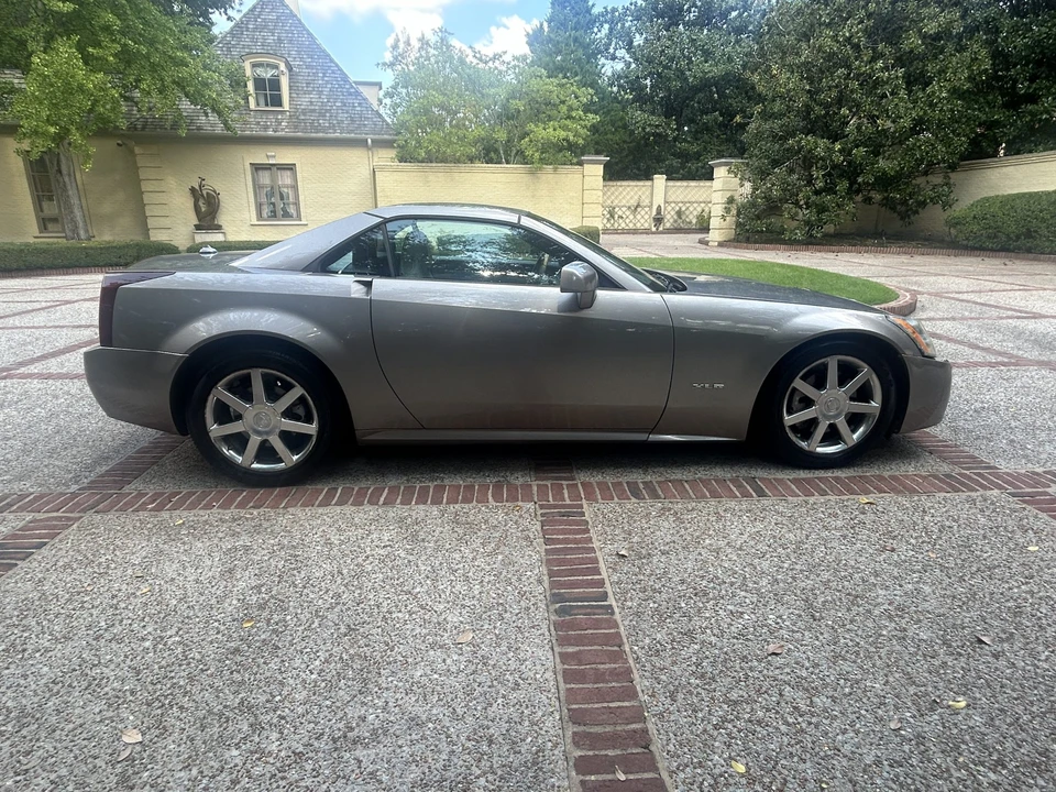 2005 Cadillac XLR - Image 9 of 31