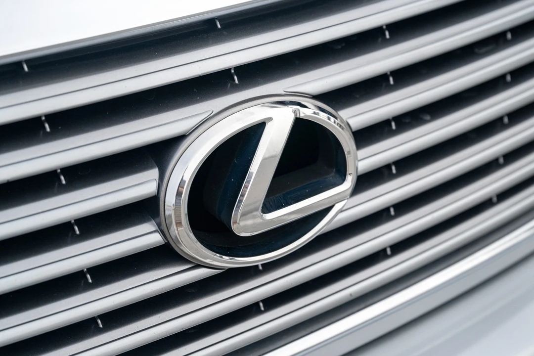 2006 Lexus LS 3rd Gen - Image 16 of 31
