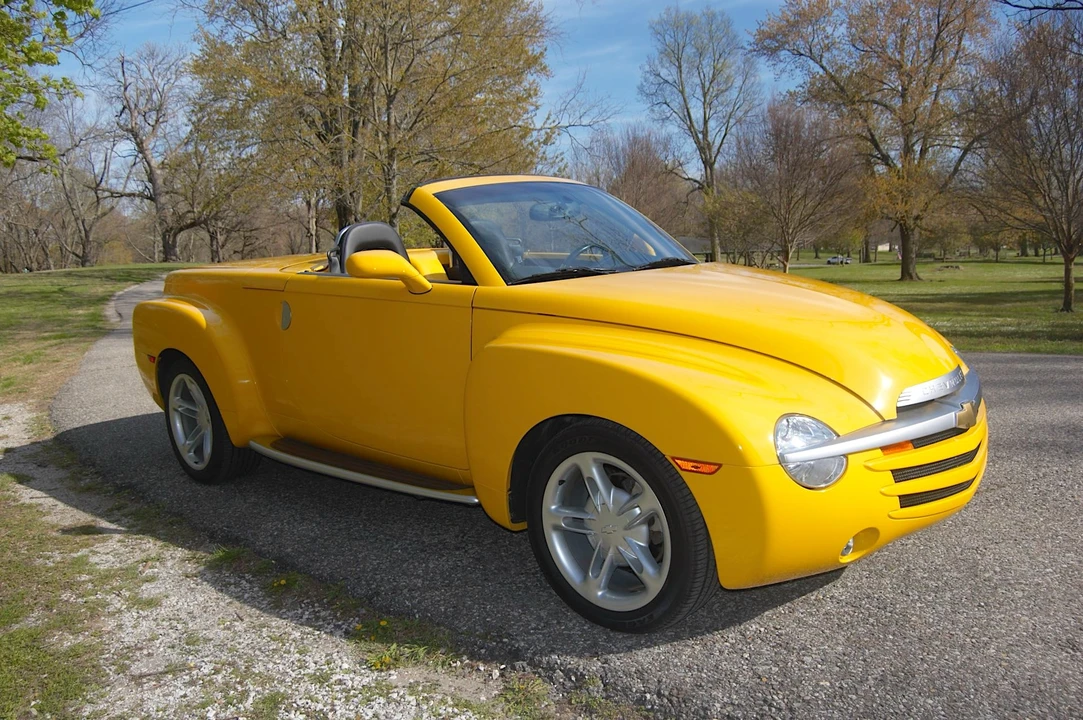 2004 Chevrolet SSR - Image 2 of 31