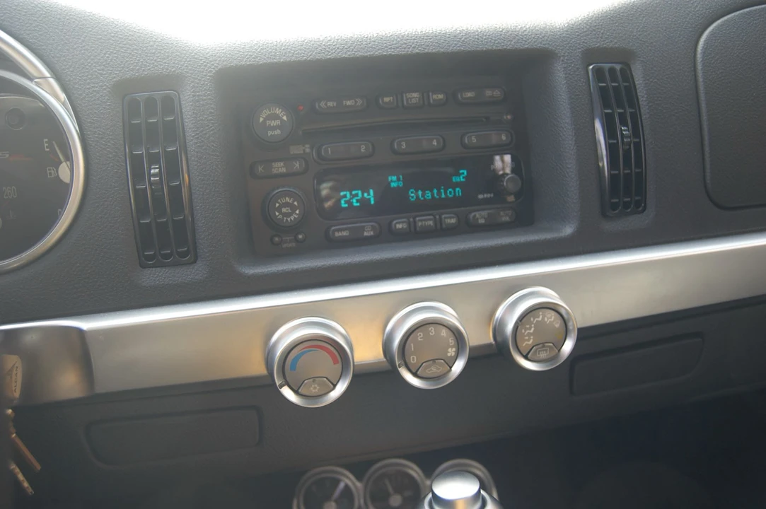 2004 Chevrolet SSR - Image 25 of 31