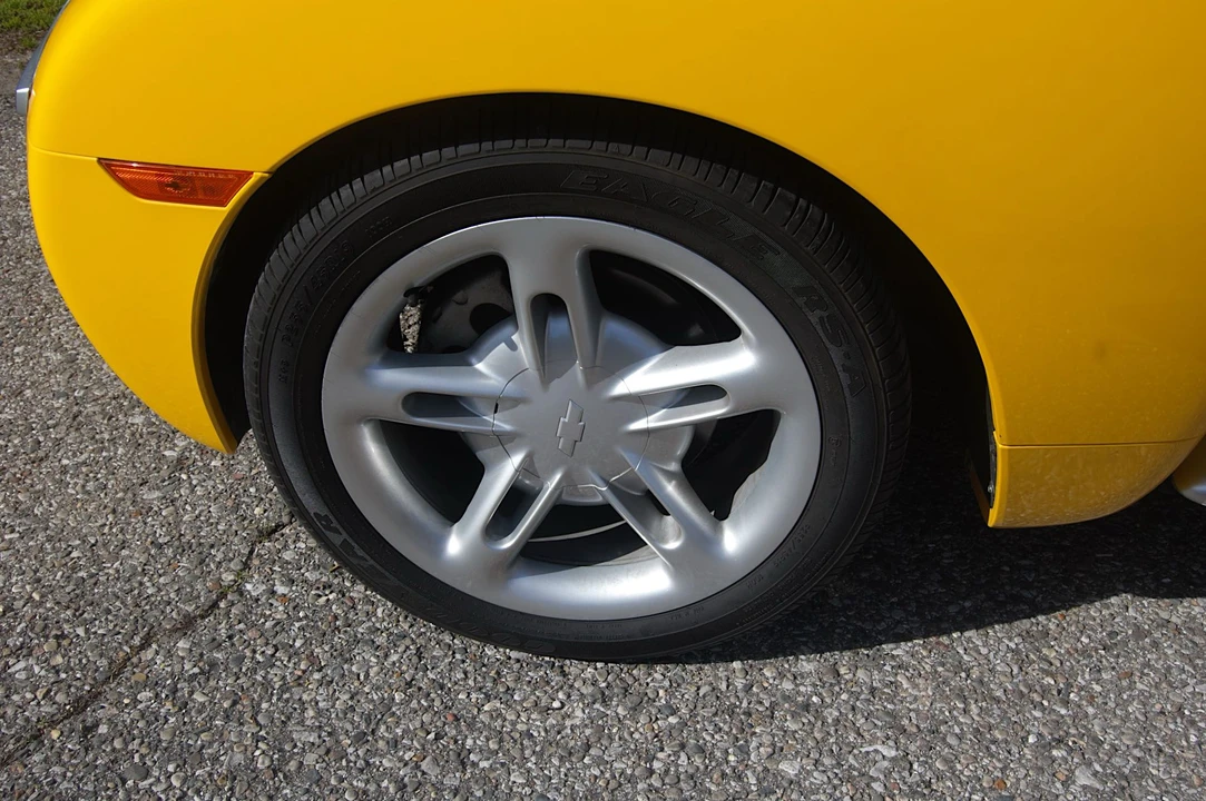 2004 Chevrolet SSR - Image 16 of 31
