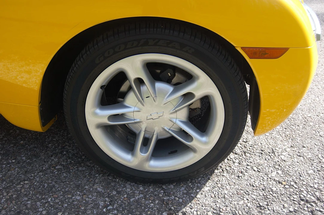 2004 Chevrolet SSR - Image 12 of 31