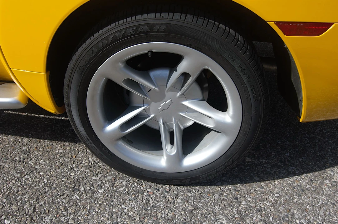 2004 Chevrolet SSR - Image 15 of 31