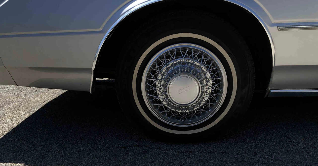 1981 Chrysler Imperial - Image 28 of 31