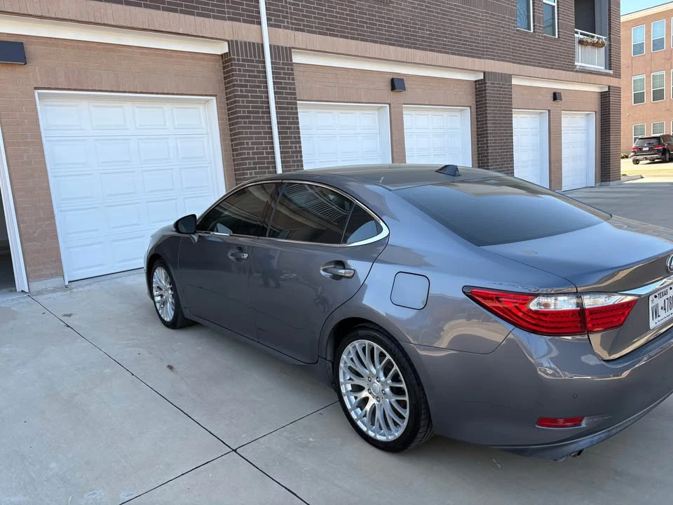 2013 Lexus ES 6th Gen - Image 8 of 13