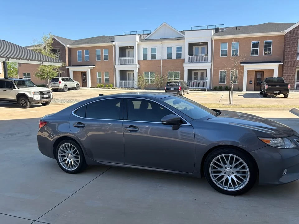 2013 Lexus ES 6th Gen - Image 4 of 13