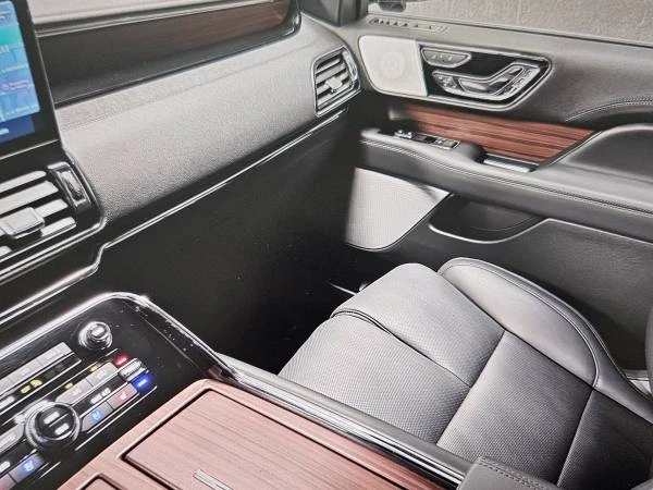 2023 Lincoln Navigator 4th Gen - Image 10 of 12