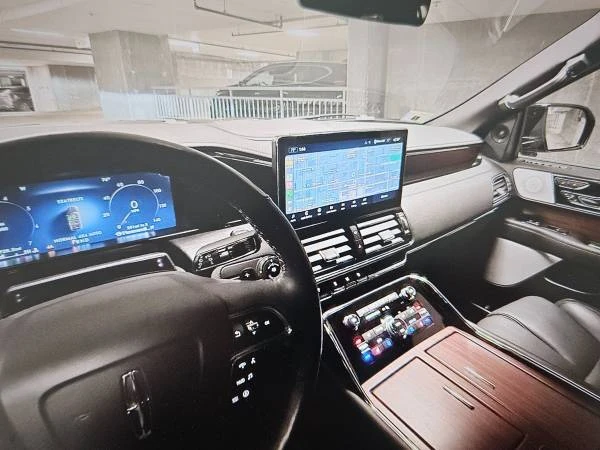 2023 Lincoln Navigator 4th Gen - Image 11 of 12