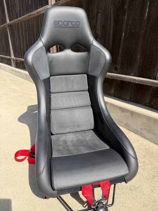 2005 Parts & Memorabilia Seats & Interior - Image 5 of 12