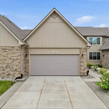 Split-Level Condo in Shelby Twp MI For SALE
