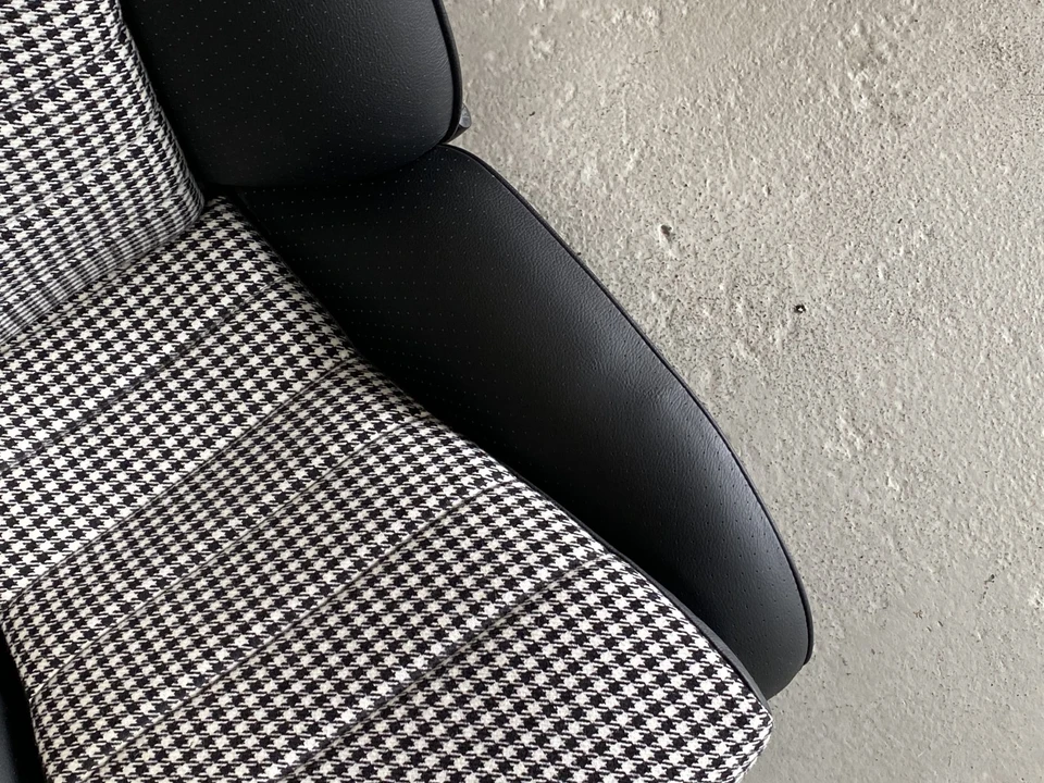 Parts & Memorabilia Seats & Interior - Image 10 of 30