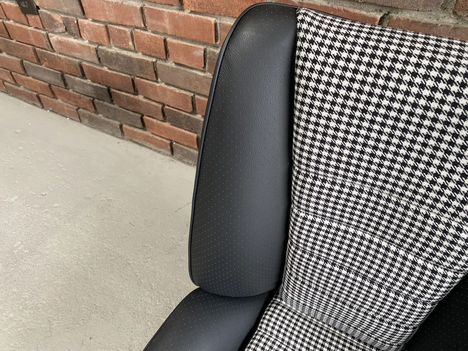 Parts & Memorabilia Seats & Interior - Image 22 of 30