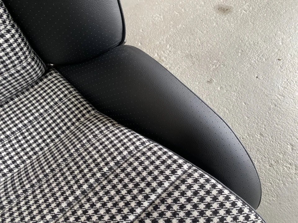 Parts & Memorabilia Seats & Interior - Image 26 of 30