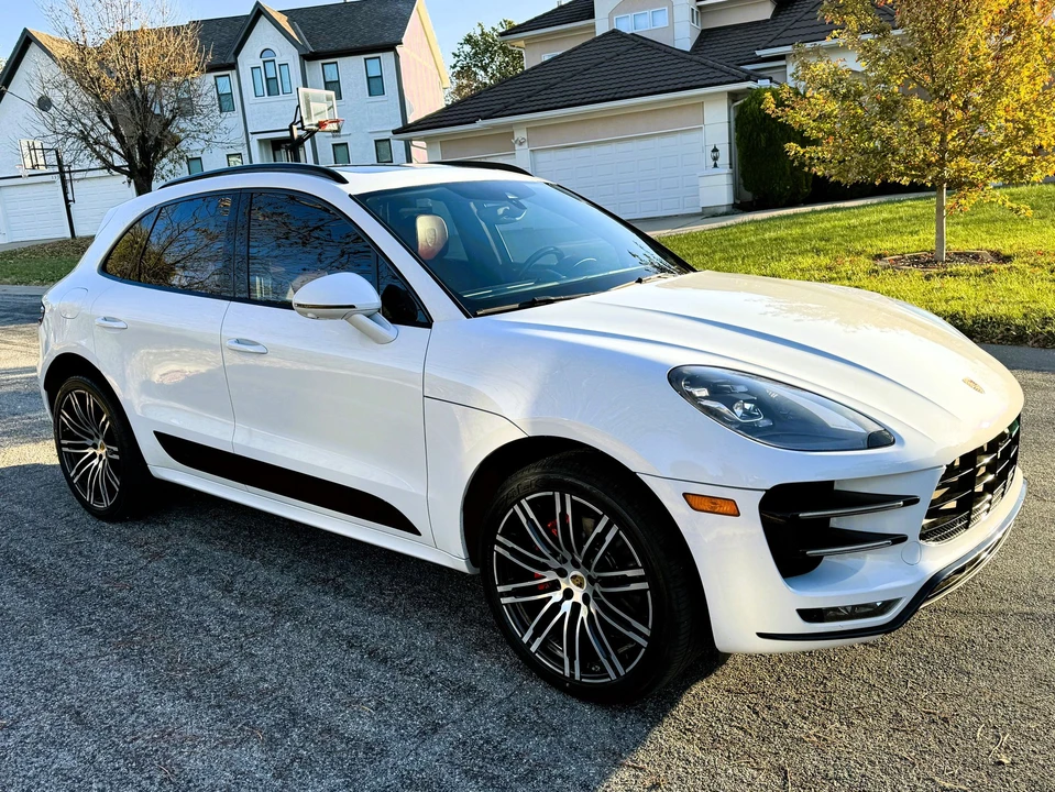 2017 Porsche Macan Turbo - Image 15 of 20