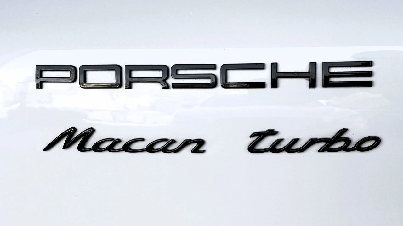 2017 Porsche Macan Turbo - Image 12 of 20