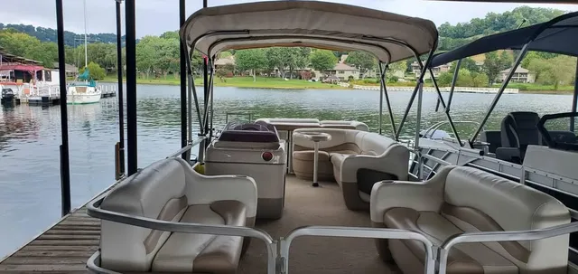 2006 Suntracker Pontoon Boat