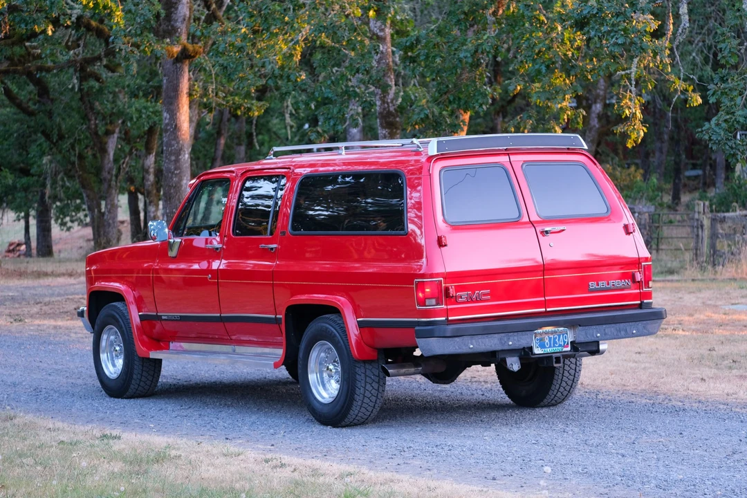 1989 GMC Suburban 7th Gen - Image 18 of 31