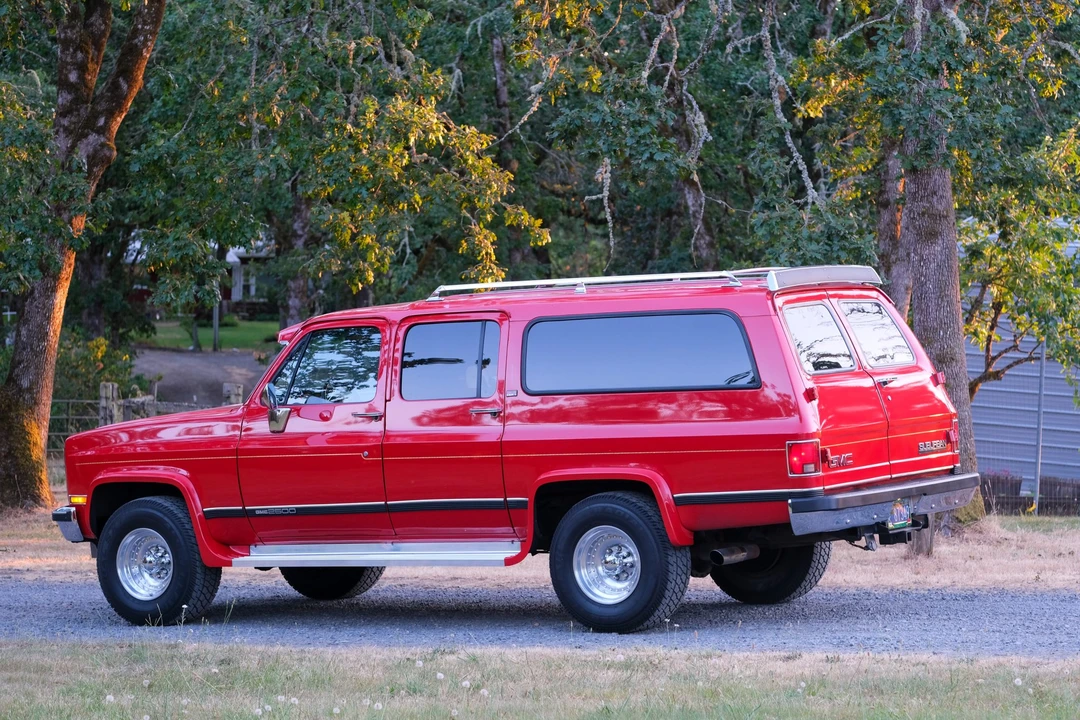 1989 GMC Suburban 7th Gen - Image 17 of 31