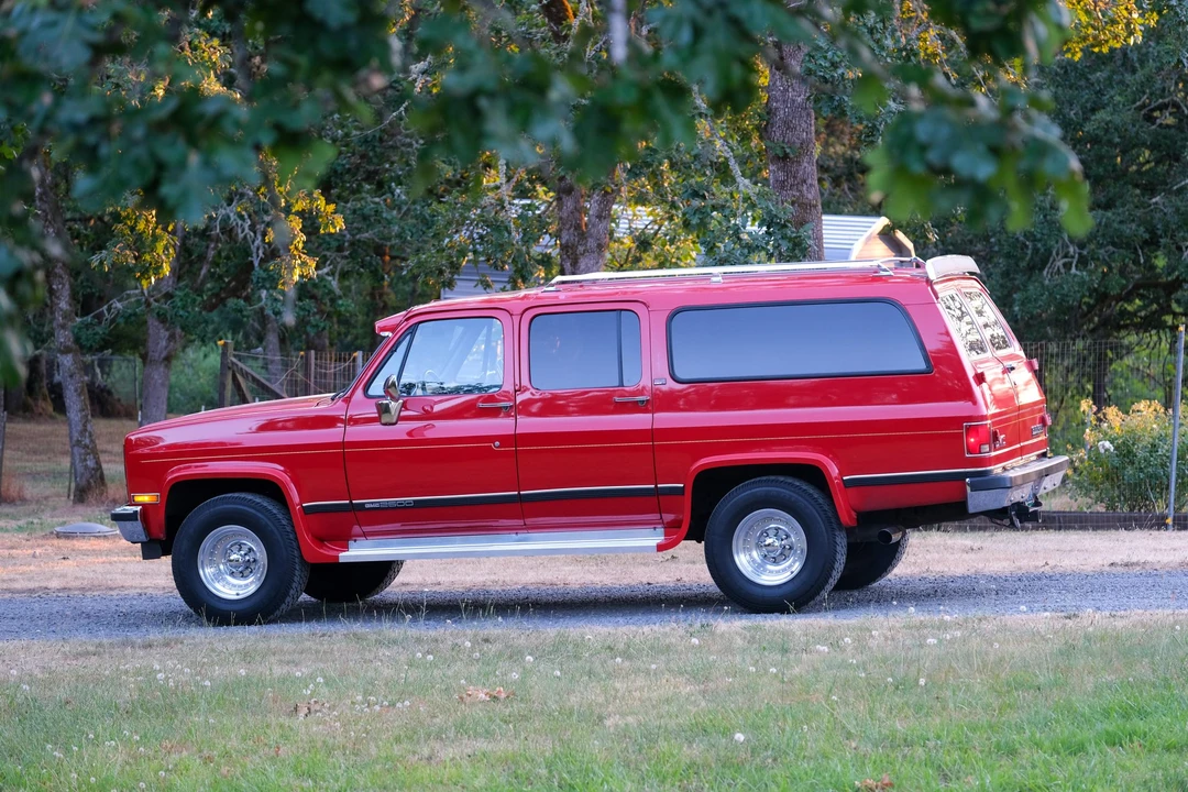 1989 GMC Suburban 7th Gen - Image 15 of 31