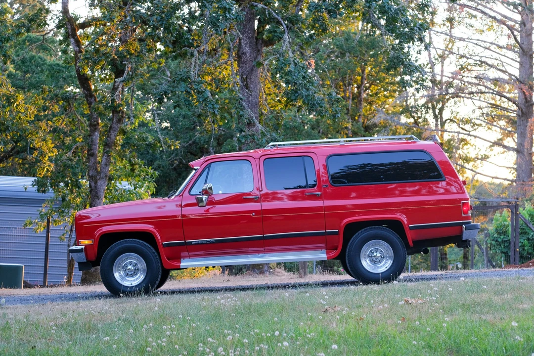 1989 GMC Suburban 7th Gen - Image 14 of 31